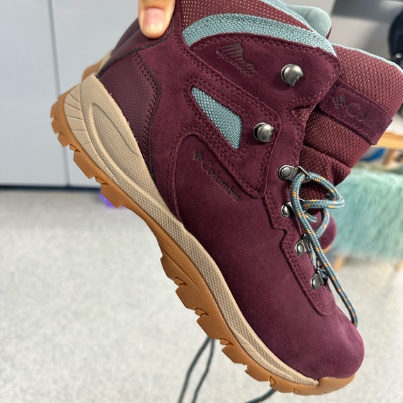 Like New COLUMBIA WOMEN’s NEWTON RIDGE mid ankle Maroon Hiking Boots- size 10 - Picture 2 of 5